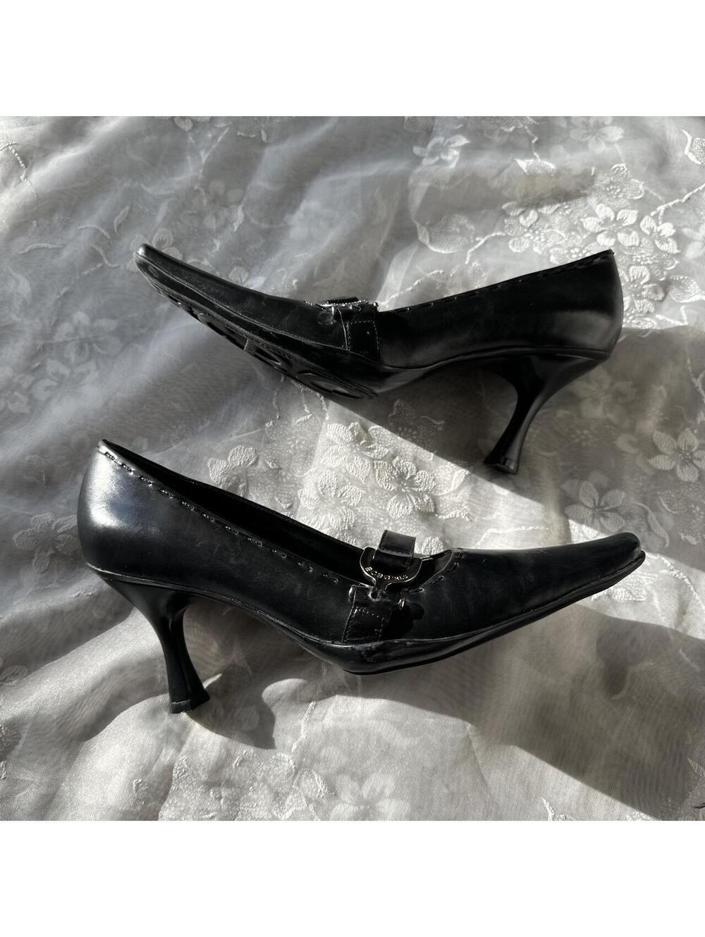Vintage y2k Black leather BCBGMAXAZRIA kitten heels with silver buckle detail